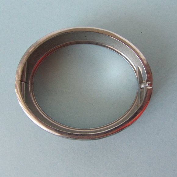 Vintage Black Enamel Silver Tone Metal Hinged Oval Bangle Jewelry Bracelet - Picture 4 of 8